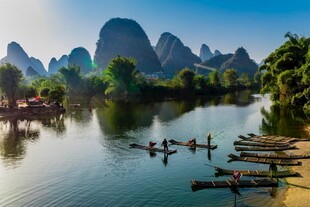 桂林山水泛舟美景