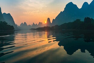 漓江畔的壮美山水日出景