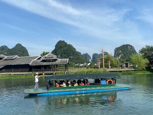漓江竹筏游赏山水美景