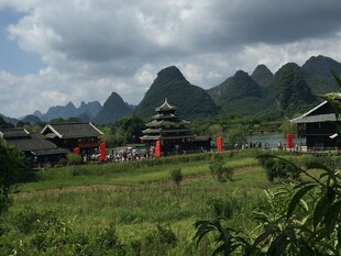壮乡美景古朴建筑映山峦