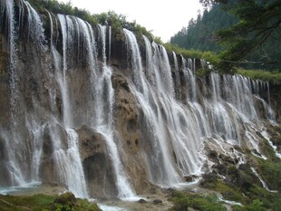 壮观瀑布垂落山间