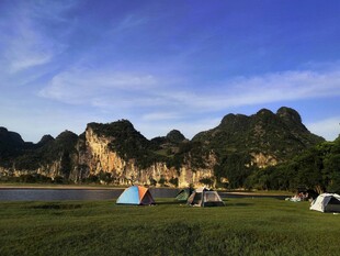 山水间的惬意露营地