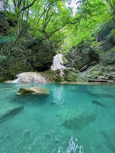 清幽碧潭林间瀑布美景