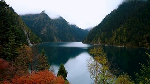 秋日静谧的山水湖景