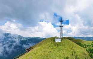山顶风车与壮美云海景观