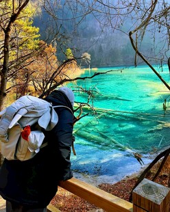 背包客赏绝美清澈湖水