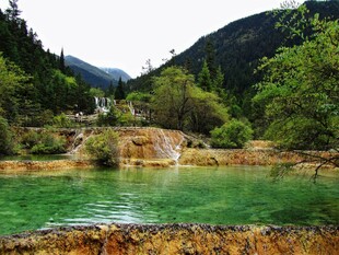 山间翠绿湖水美景