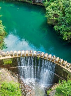 青山绿水间的木桥瀑布