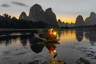 漓江暮色中的摇曳小船