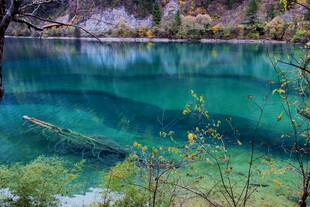 梦幻蓝绿色的静谧湖水