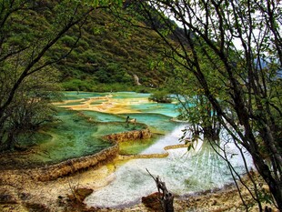 梦幻多彩的山间湖泊景观