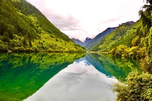 青山绿水间的澄澈湖泊
