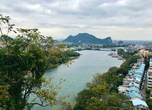 河畔山城美景