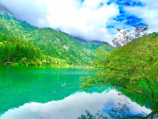 梦幻碧绿湖景青山相伴