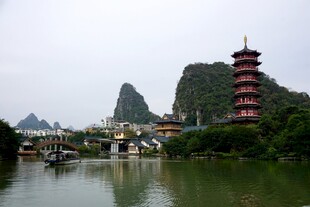 桂林山水间的古塔风景