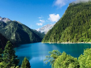 美丽高山湖泊自然风光