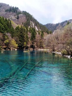 清澈秀丽的山间蓝绿色湖水