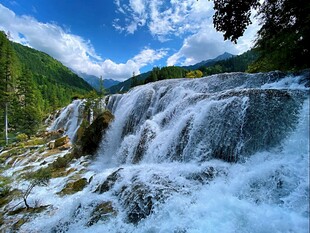  山间瀑布景观自然之美