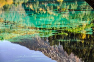 山间绿水倒映秀丽景致