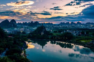 山水相依的美丽黄昏景色