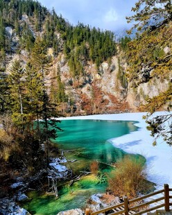 山间碧绿湖水与雪景