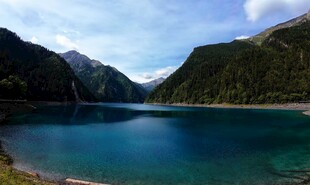 美丽的高山湖泊风景