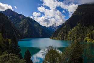 美丽的高山湖泊风光