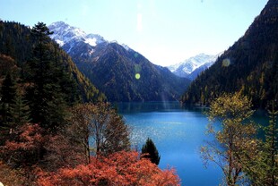 秋日山间蓝湖美景