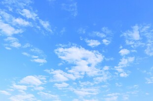 晴朗蓝天飘浮朵朵白云