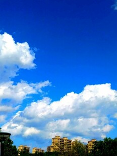 蓝天之下的城市与云朵