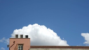 屋顶之上的白云蓝天