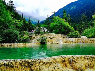 山间碧绿潭水自然美景