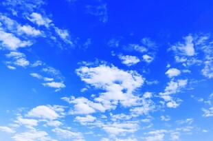 晴朗蓝天飘浮洁白云朵