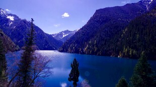 静谧山水间的幽蓝湖泊