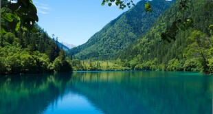 梦幻蓝湖青山环抱之景