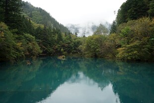 幽美山间蓝湖自然景致