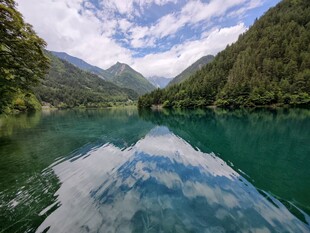 青山绿水间的静谧湖泊