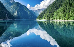 静谧山水湖景图