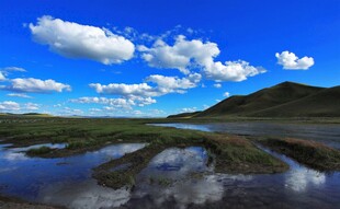 草原湖畔蓝天美景