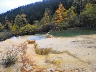 山间彩池美景