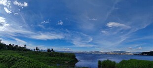 湖畔绿野蓝天美景