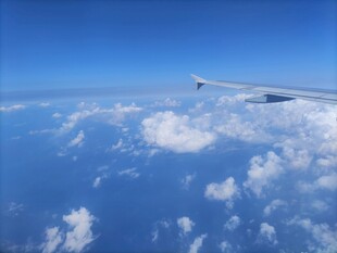 高空俯瞰飞机机翼与云海