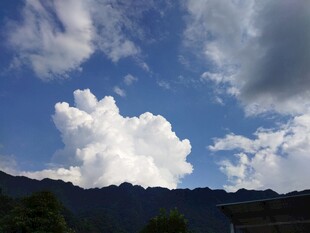 蓝天白云下的山峦美景