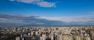 城市天际线全景俯瞰