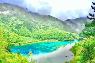 山间蓝湖美景