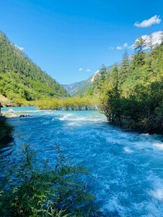 青山间的湍急蓝色河流