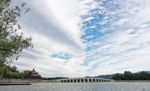 河畔长桥与蓝天白云