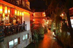古巷夜景河畔灯火人家