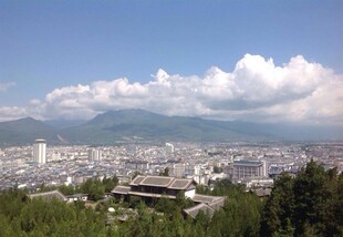 俯瞰古城与远山美景