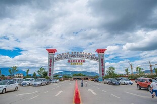 景区大门广场停放多辆车